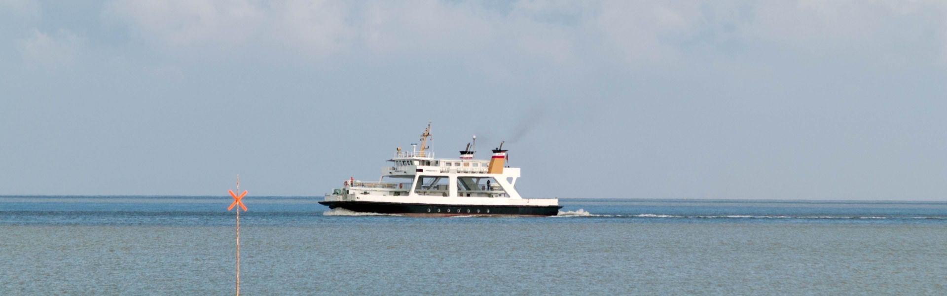 Fährschiff MS Hilligenlei fährt am Hooger Deich in Richtung Langeneß